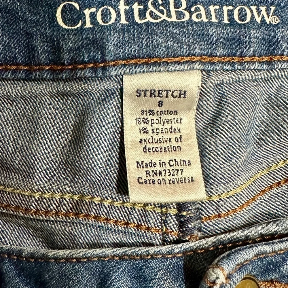 CROFT&BARROW, WOMENS CLASSIC FIT, STRAIGHT LEG, STRETCH, DENIM CAPRIS. SIZE 8